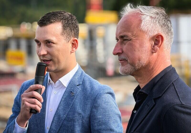 Petr Syrovátko Jr., představitel developera, kterým je SYNER Real Estate (vlevo) a zástupce studia QARTA Architektura.